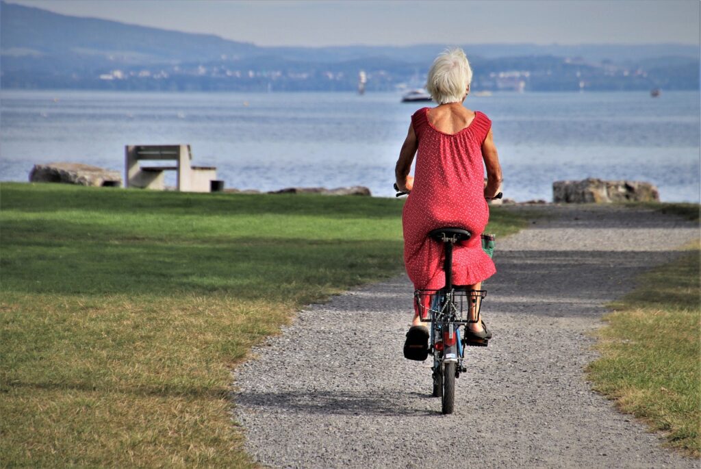 自転車で海沿いをさっそうと走り抜ける