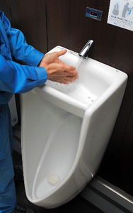 手洗いが小便器トイレの上にある